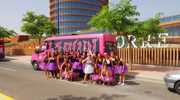 Grupo celebrando una despedida de soltero en limusina en Barcelona, brindando con champán y disfrutando de un show privado